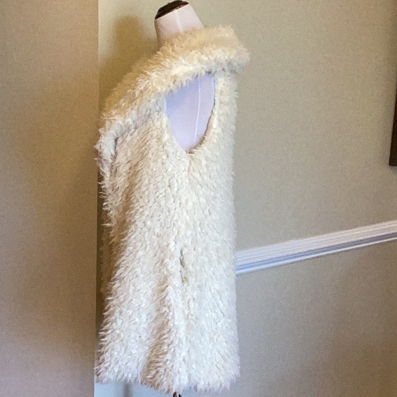 Me Jane ivory faux fur vest with shawl collar, fully lined and side seam pockets - Picture 2 of 9